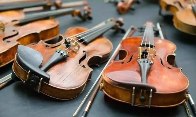 小提琴是现代管弦乐队弦乐组中最主要的乐器,总共有四根弦.
