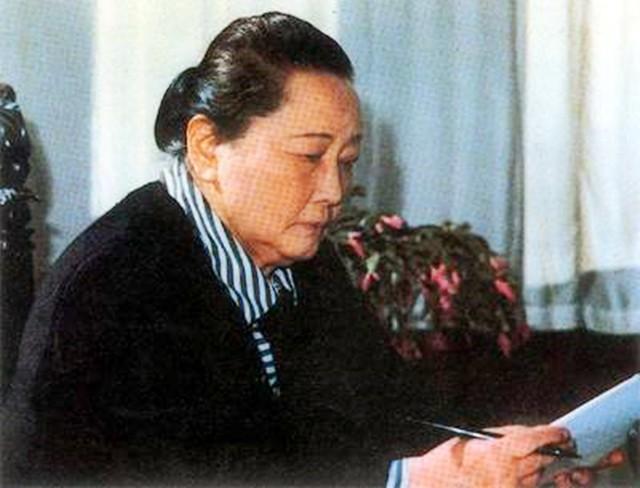 宋氏三姐妹最后的晚餐：定制一六斤大月饼，全家小心维护大姐戒令