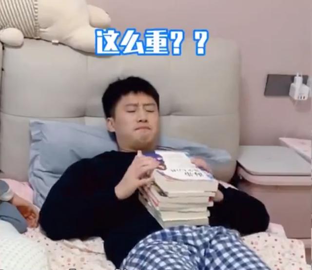 湖北一男子好奇孕妻肚中宝宝重量，拿5斤书放肚子上感受：太伟大