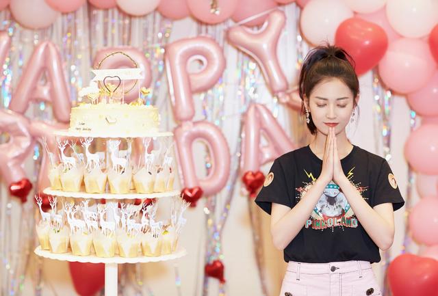 陈钰琪应援色(陈钰琪穿抹胸礼服图片)-中纳网