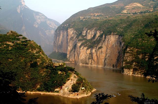 三峡上方惊现黄金洞，勘察队冒死进入，揭开背后隐藏的千年秘密