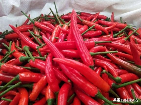 辣椒是子宫的发物？妇科医生：不止它，平日里这4种食物也要少吃