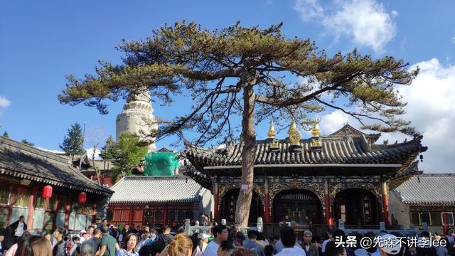 五台山香火最旺的五爷庙，烧香磕头都要排队，游客惊呼：五爷是谁