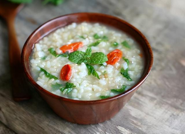 锅内,加入清水适量;先用大火煮沸,再用小火慢慢煮,等到米烂粥稠的时候