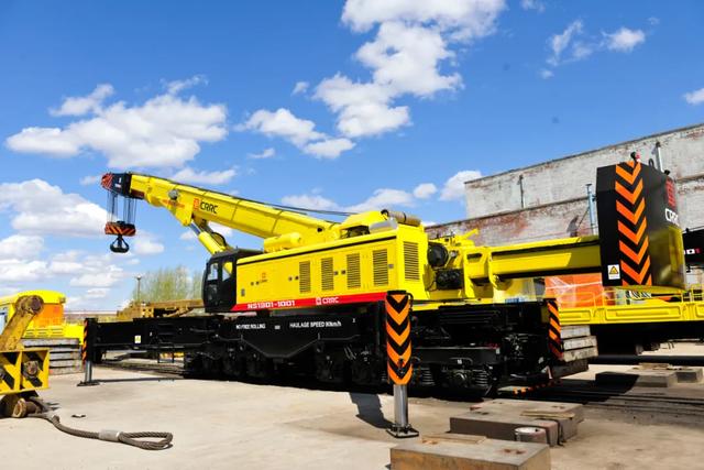 齐车公司首次出口具备桥梁救援能力铁路起重机