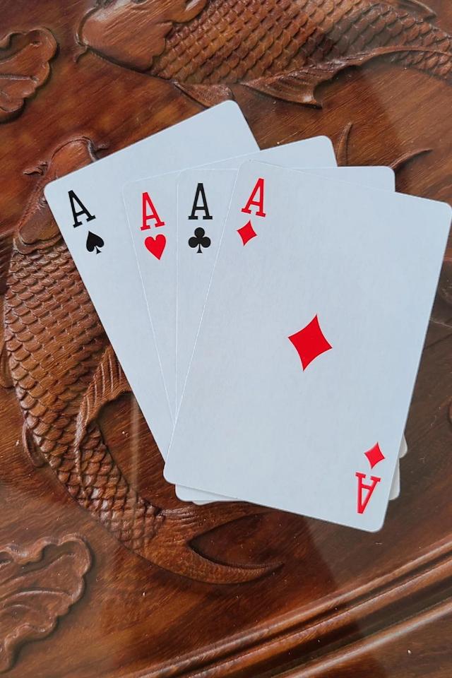 水鱼天下水鱼以每人四张牌为主,见两个数字一样那就是豹子,如果得了两