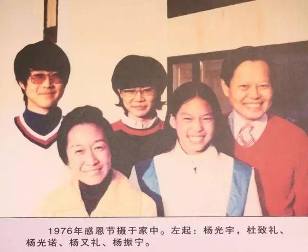 杨振宁100岁生日，45岁翁帆一袭红裙笑颜如花，18年婚姻证明爱情