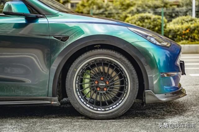 特斯拉Model Y全面改装，碳纤维宽体钻石绿变色膜回头率爆棚