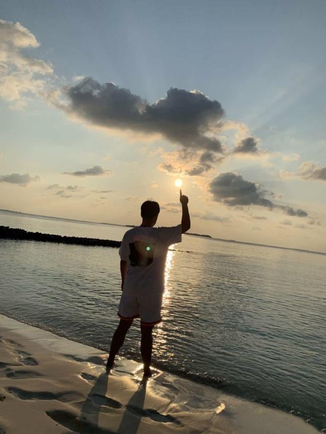 一张中陈赫的姿势过于用力,这一次他背对镜头,留下一个帅气淡定的背影