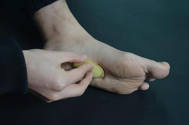 睡前用“生姜”涂抹脚底，一段时间后，或有这5大好处不约而至