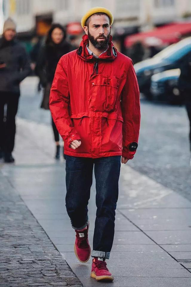 男生红色运动鞋搭配图片