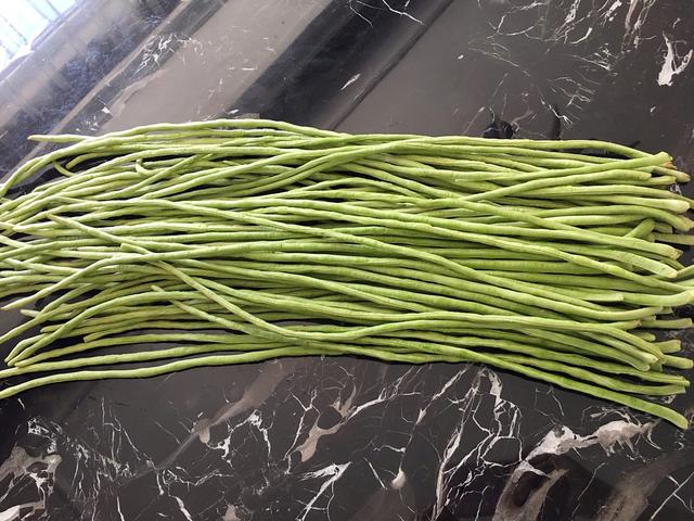 夏天吃不完的豆角，奶奶教我这样保存，一年不变质，冬天炖肉很香