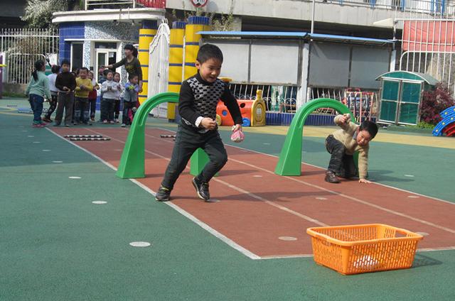 体育活动会有效地锻炼到幼儿园学生们的思维能力以及身体素质