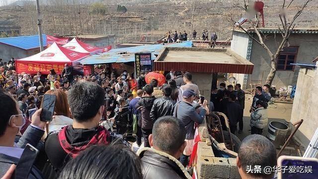 拉面哥涨价引发热议，因为从一开始就是一个误会，他与大衣哥不同