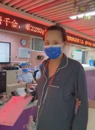 河南一女子刚生完孩子，遛弯一样走出产房，惊呆老公：咋像没事人一样？