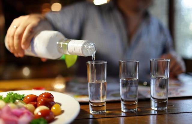 “喝白酒”与“喝啤酒”，哪个对身体影响大？爱酒人士不妨了解下