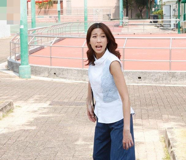 姚子羚拍摄TVB新剧《大步走》赤脚追小巴 跑足几条街