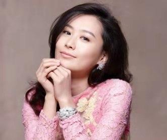 与佘诗曼同资历，曾是TVB力捧花旦，如今在美国与老戏骨拍戏