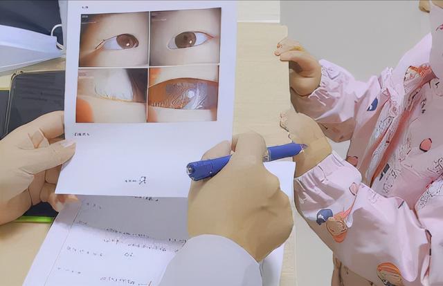 萌娃眼睛眨啊眨，不一定是卖萌，可能是长倒睫了