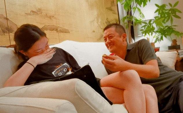 50岁李亚鹏又要当爹？陪90后选美冠军做产检，李嫣以后怎么办？
