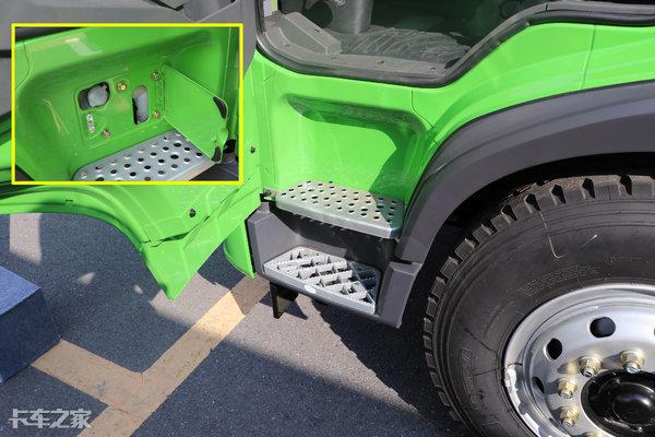 拉砂石料自卸车