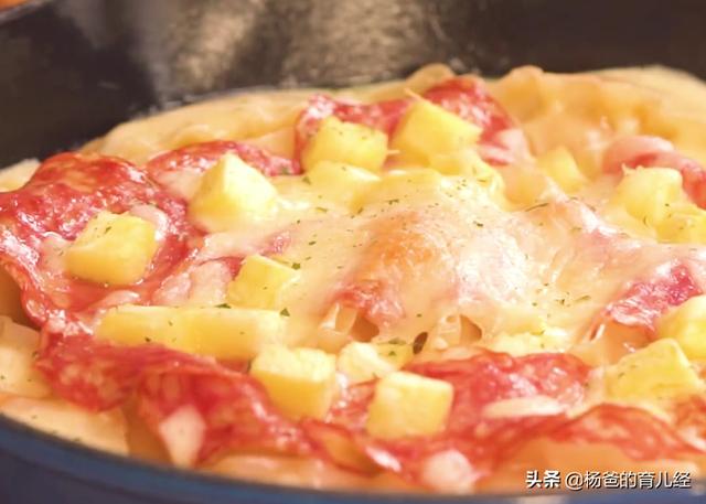 分享一款用饺子做成的披萨，鲜嫩拉丝又营养，家中孩子特爱吃