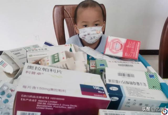 4岁男童生命垂危，独自一人在移植仓里求生，父母隔着监控屏流泪