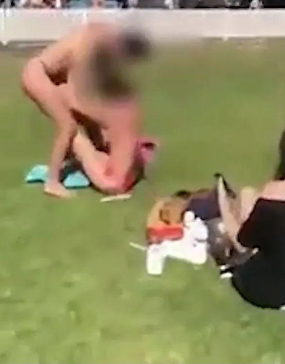悉尼两女在沙滩干架！上衣被扯掉全走光！画面不忍直视，围观男子起哄