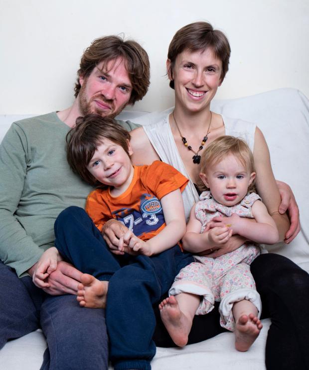 不上学，不吃药，不打疫苗，英国夫妇育儿方法震惊全国