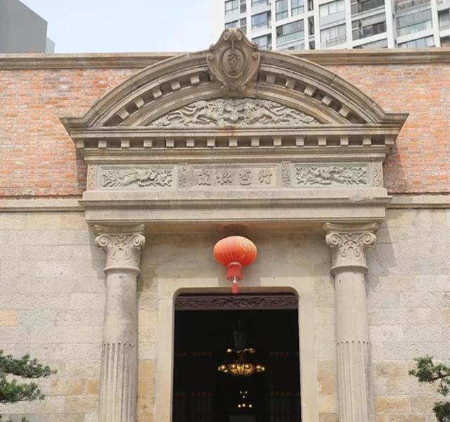 杜月笙爱女：在外漂泊半生，71岁回上海老宅，发现门匾中有惊喜