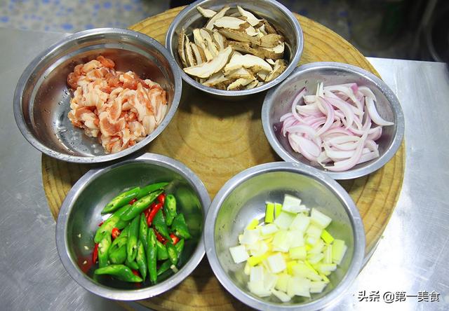 红萝卜都有哪些烹饪方法，营养还美味：胡萝卜炖肉，味道香甜，风味独特，好吃又下饭