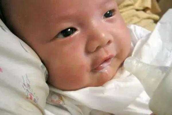 「家家母婴」更换纸尿裤的5个常见错误做法，让宝宝很受伤