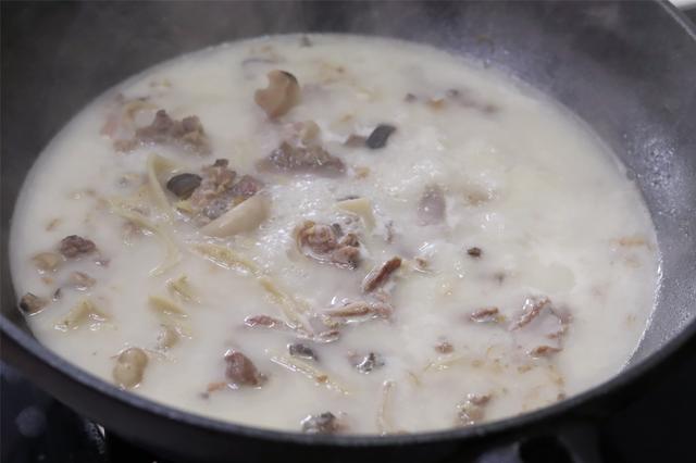 炖羊杂汤时，记住2样东西别少放，羊杂汤奶白浓郁，膻味小味道鲜