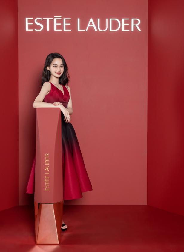 00后夏梦太有感觉了，穿红黑渐变色长裙艳丽动人，真有女人味