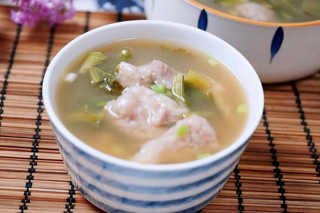 裹上红薯淀粉做成的酸菜滑肉汤 肉滑溜溜的 汤汁还好喝 今日热点