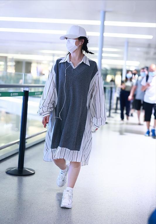 谢娜一家四口逛街！她穿衣臃肿似阿姨，双胞胎女儿正脸都太像张杰