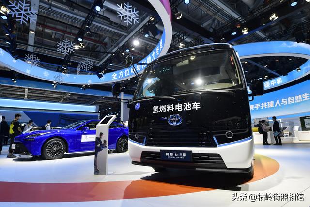 探访第四届进博会汽车馆 新能源成主流 畅想未来出行