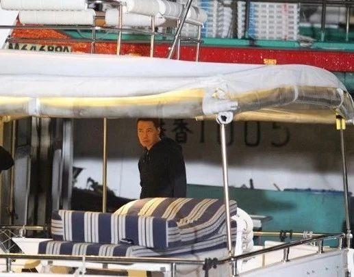 拍戏期间烟不离手！52岁TVB“卧底鼻祖”以黑衣人造型亮相新戏