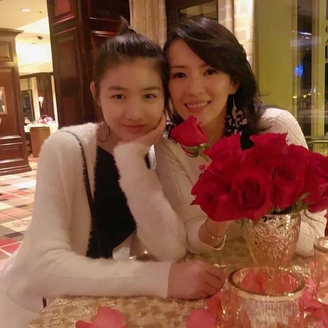 放弃撒贝宁又如何，嫁皮裤汪抚养继女，章子怡照样活成人生赢家