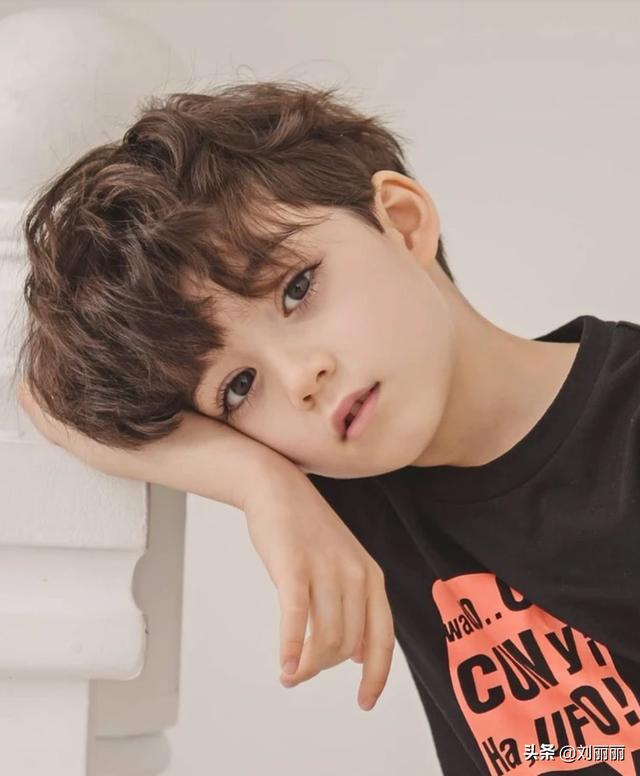 小男孩发型2021最新图片帅气(儿童发型简单好看男孩)