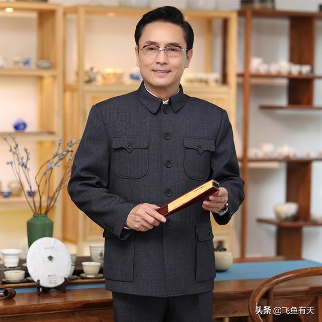 每逢重大节日,我们的领导都会穿着中山装盛装出席.