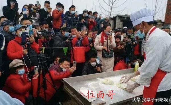 拉面哥涨价引发热议，因为从一开始就是一个误会，他与大衣哥不同