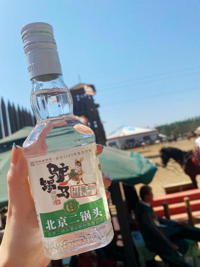 许三多？王宝强？江小白？金六福？这瓶网红二锅头身份太复杂