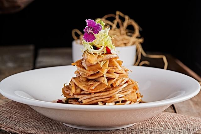 喝酒不应搭配着吃花生米？喜欢喝酒的人，要少吃这两种食物