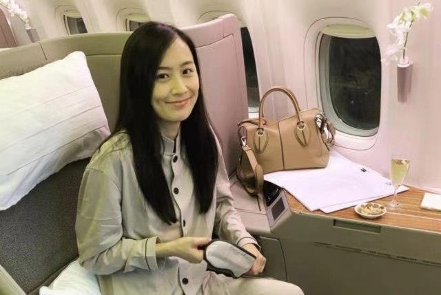 与佘诗曼同资历，曾是TVB力捧花旦，如今在美国与老戏骨拍戏