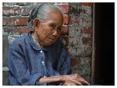 73岁老阿婆雇44岁住家男保姆，阿婆：说什么也不让他做了，太窝火