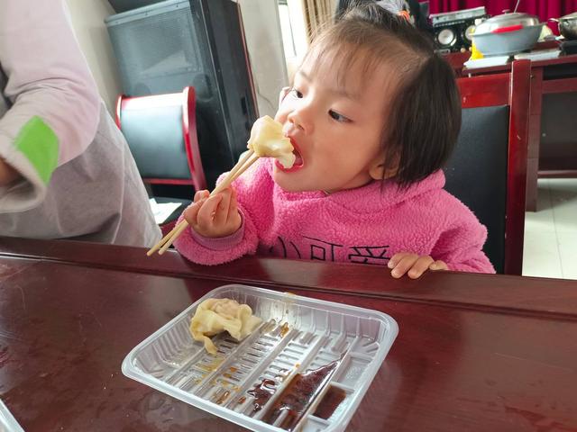 彭山区合力村开展“热乎抄手、温暖在心”儿童集中关爱活动