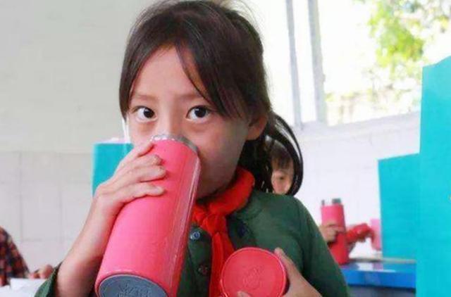 媒体曝光了部分不合格保温杯，别再用它给娃装水喝了，危害大