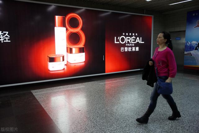 一周看热闹：阿里大跌；欧莱雅大v互撕；特斯拉造手机苹果造车