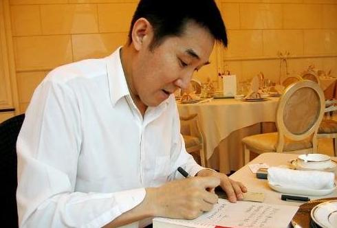 岩男郎:王朔马未都喊他大哥，陆毅刘烨都是他捧红，海岩才是京圈大牛人